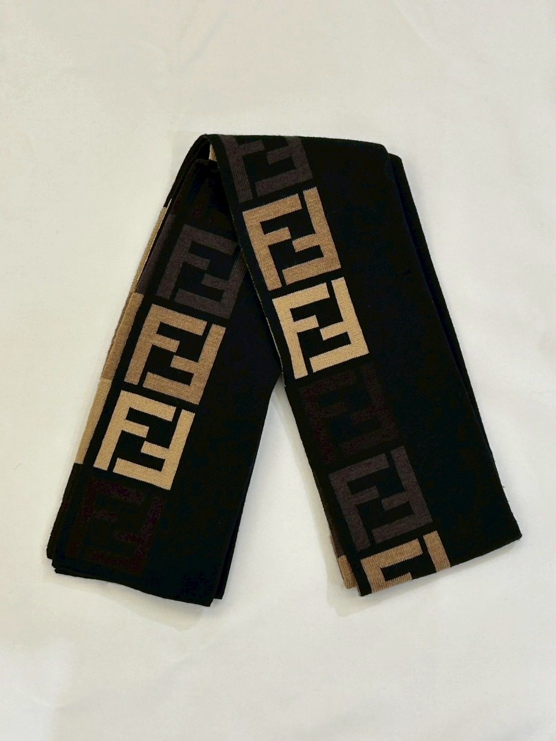 【美品】Fendi ロゴパターン マフラー 約180cm x 30cm 美品】Fendi ロゴパターン マフラー 約180cm x 30cm FENDI