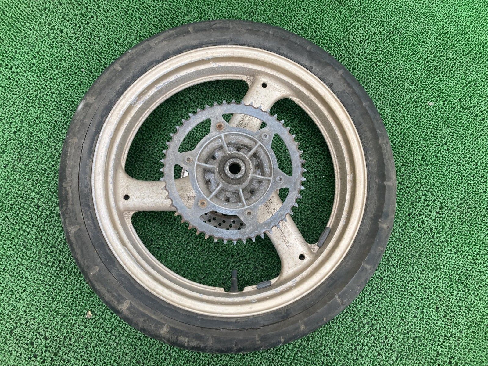 ウルフ250 リアホイール VJ21A-112*** スズキ 純正 バイク 部品 VJ21A-112 WOLF250 18x4.00 曲がり無し 品薄 希少品 【中古】 32 ウルフ250 リアホイール VJ21A-112*** スズキ 純正 バイク 部品 VJ21A