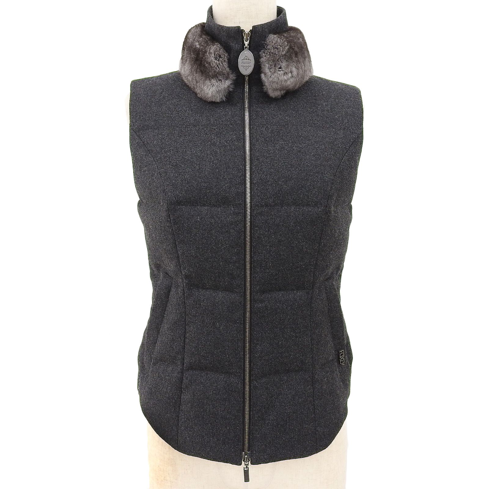 ▲FOXEY フォクシー 28968 ウール カシミヤ混 ロゴプレート付き 襟チンチラ ダブルZIP ダウン ダウンベスト グレー 38 日本製 正規品 レディース