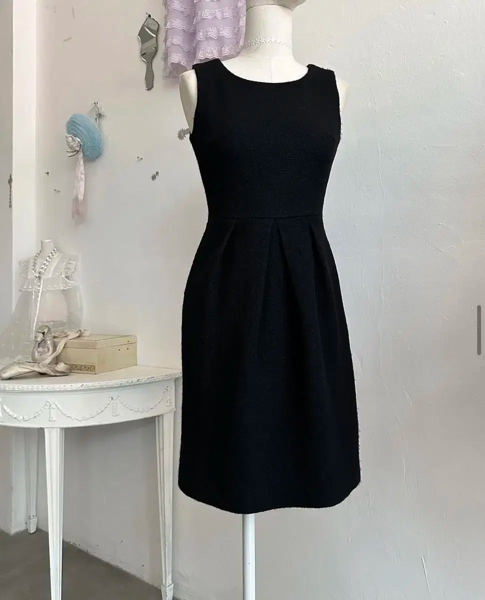 simplicity slim black wool dress