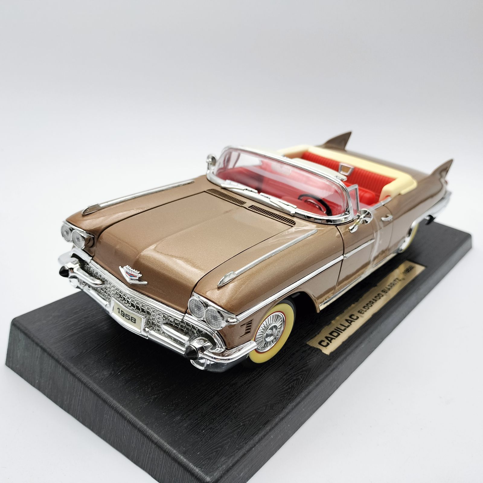Road Legends】1958 キャデラック エルドラド ビアリッツ 1/18 ダイ
