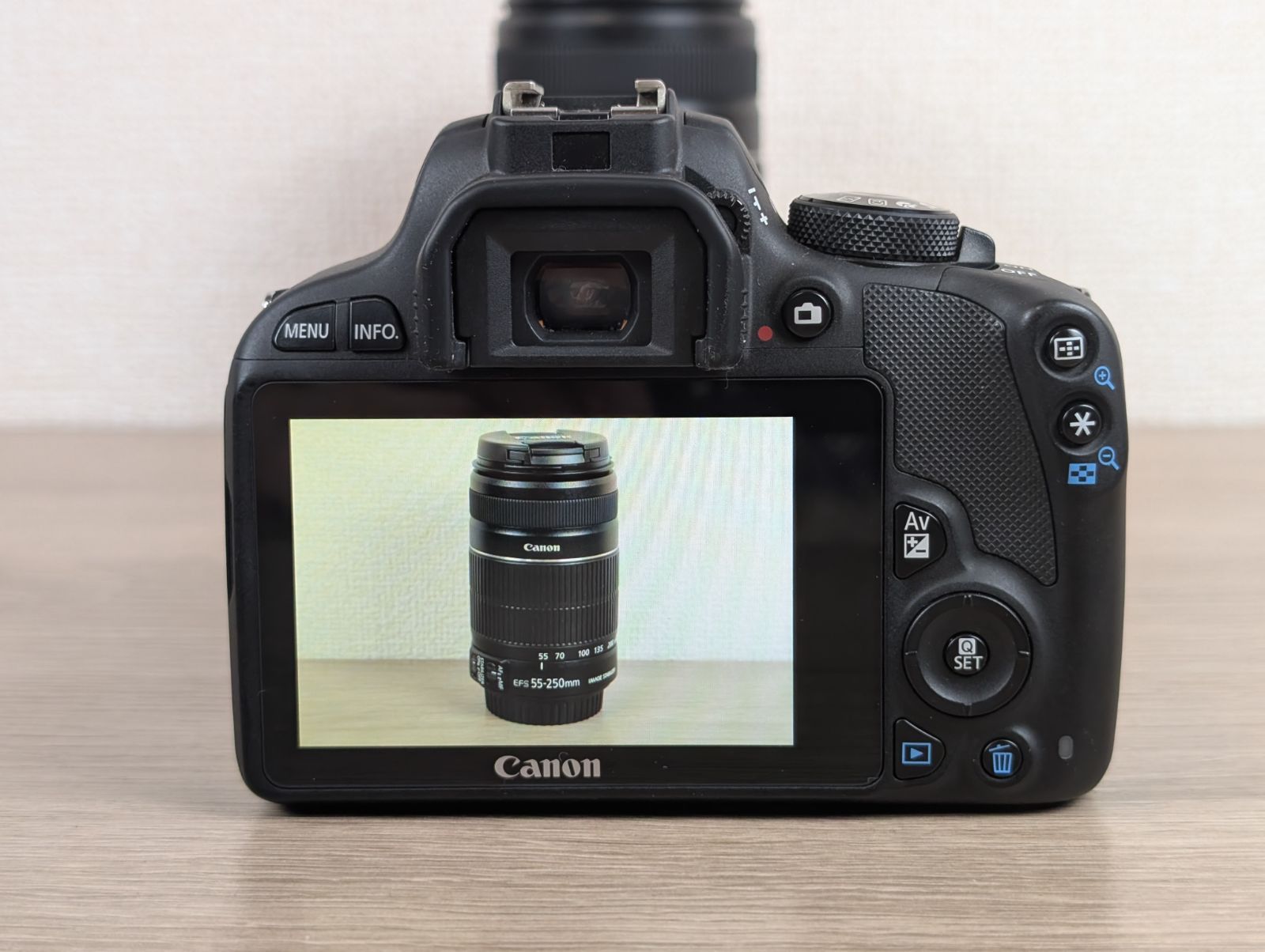  返金保証アリ Canon EOS Kiss X 7 ダブルズームキット 世界最小 最軽量一眼レフで高画質撮影 も安心 すぐに使えるフルセット デジタル一眼レフ デジタルカメラ