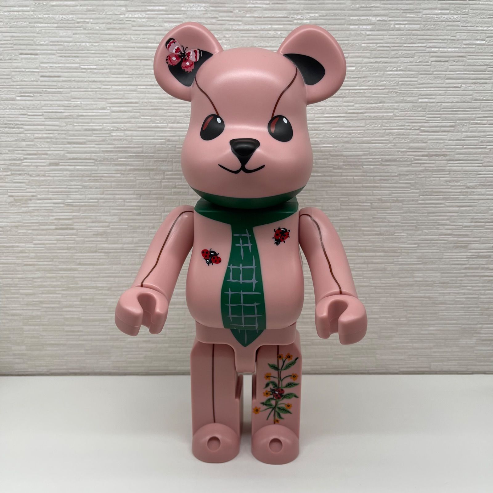 【新品】【未使用品】【店頭展示品】MEDICOM TOY PLUS メディコムトイ BE@RBRICK Nathalie Lete Ours a la  Cravate 400％ ナタリーレテ ベアブリック ピンク×グリーン×レッド 人形 ドール インテリア