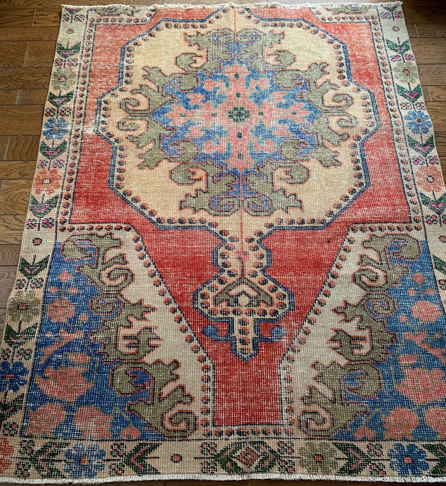 貴重✳︎アヴァノス　落ち着きシャビーレッド　キャラメル　トルコヴィンテージラグ アヴァノス 166×136 シャビーレッド トルコヴィンテージラグ - メルカリ