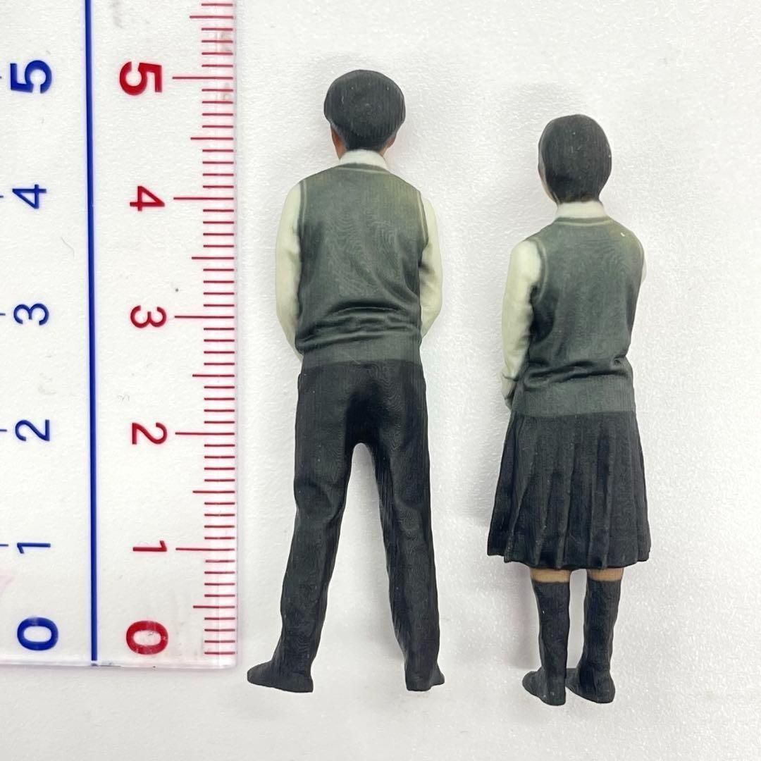 1/32 高校生男女　フィギュア　完成品　1/64より大　ミニチュア　ジオラマに Amazon.co.jp: 1/18☆女子高生☆フィギュア2体☆リアル
