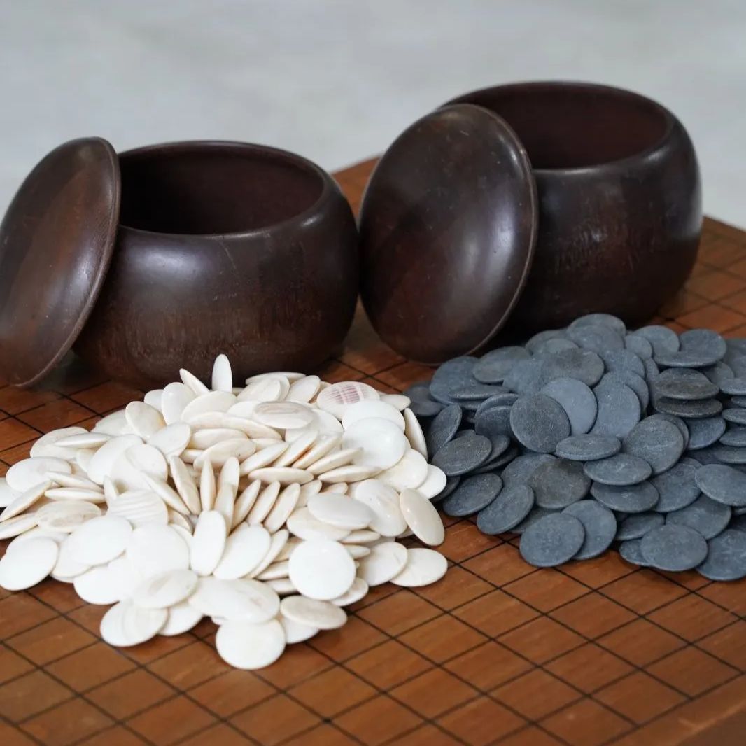 那智白黒蛤碁石361粒 木製碁笥付 碁石セット 美色・碁石361枚セット】白180枚・黒181枚 木製碁笥付き 蛤碁石