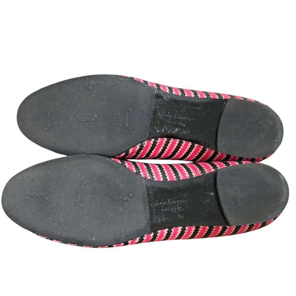 実用的な Salvatore Ferragamo サルヴァトーレフェラガモ ボーダー ヴァラリボン フラットパンプス サイズ8 1|2 約25.5cm ピンク ブラック レディース 古着