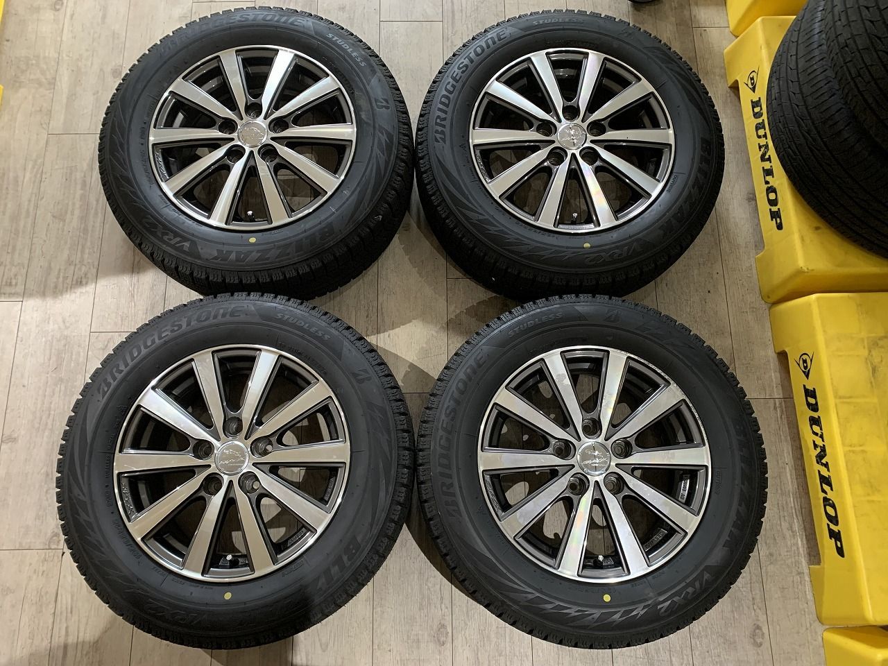 2401055】スタッドレス SMACK 15インチ 6J +45 PCD114.3 5H 72mm + BLIZZAK VRX2 195/65R15  2022年 7.5mm 8mm ノア ヴォクシー エスクァイア セレナ ステップワゴン 等 - メルカリ