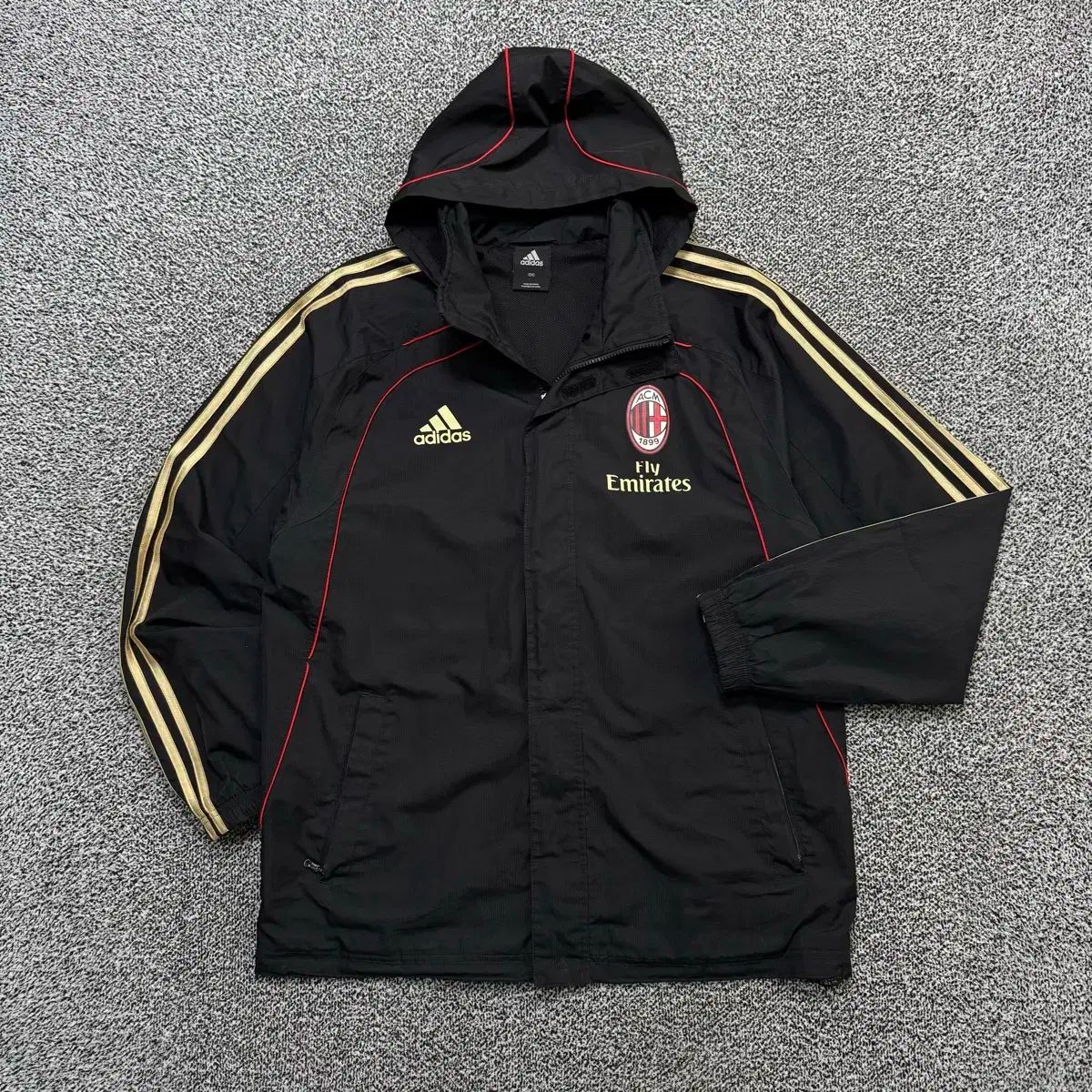 Name ： adidas(アディダス) AC ミラノ チームロゴ 後ろ ビッグロゴ ウインドブレーカー :)