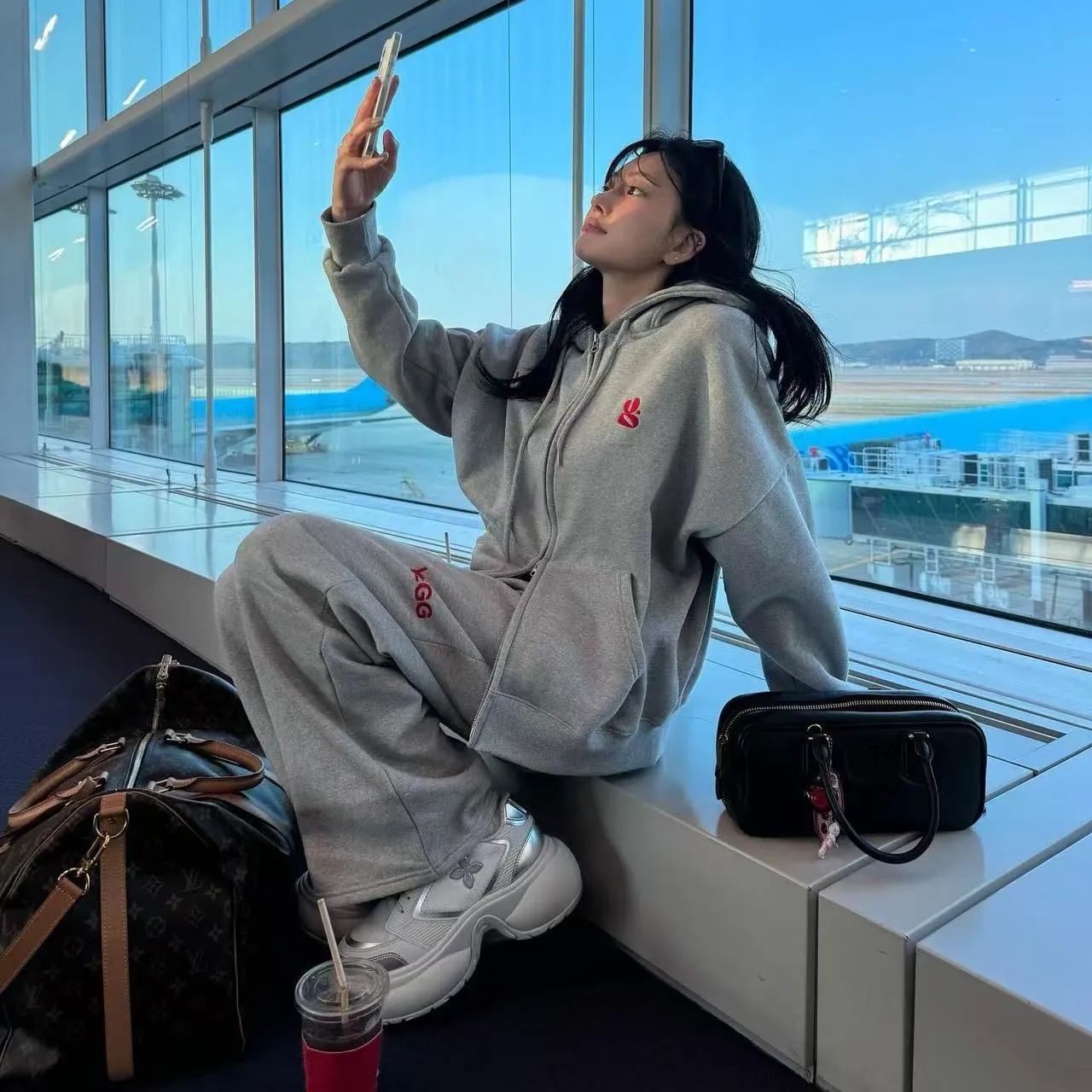 上下セット】新品 韓国 YEGG イェグ Wing hoodie トップス 上下セット】新品 韓国 YEGG イェグ Wing hoodie トップス