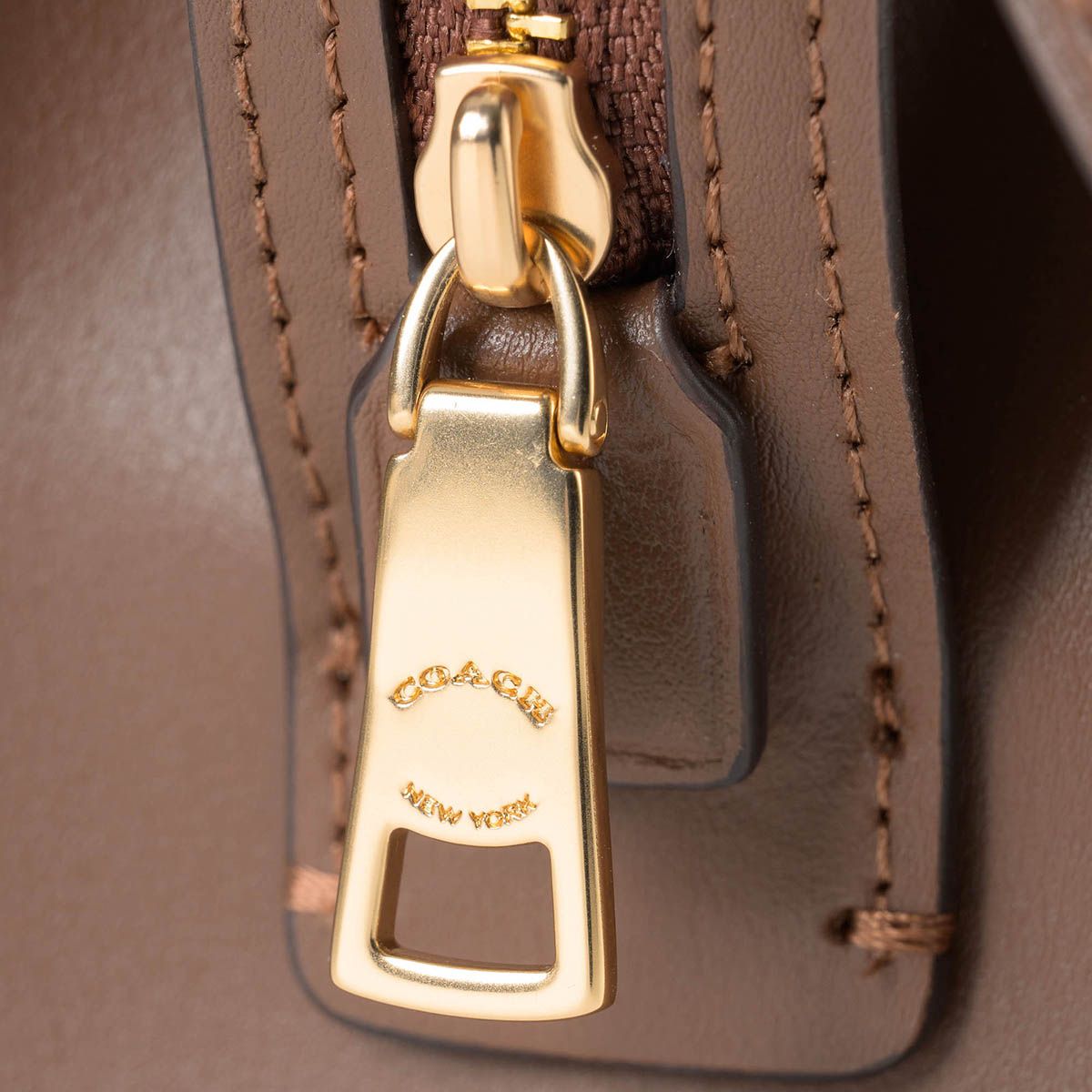 新品 コーチ COACH ショルダーバッグ ミニ キャリーオール カーキ/チョーク 新品 コーチ COACH ショルダーバッグ ミニ キャリーオール カーキ