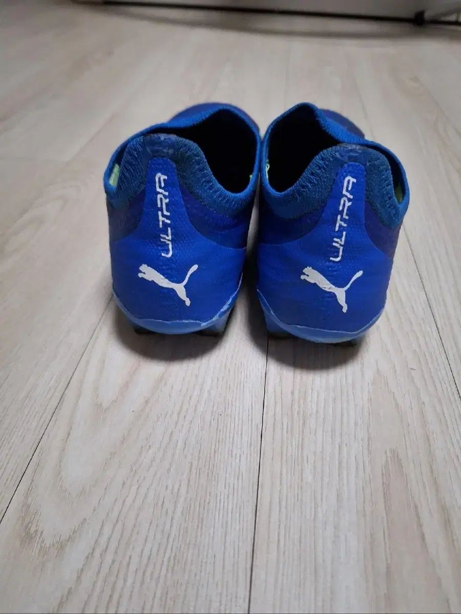 セール商品再値下げ中。 PUMA プーマ ウルトラ ウルトラ FG AG ブルー サッカーシューズ