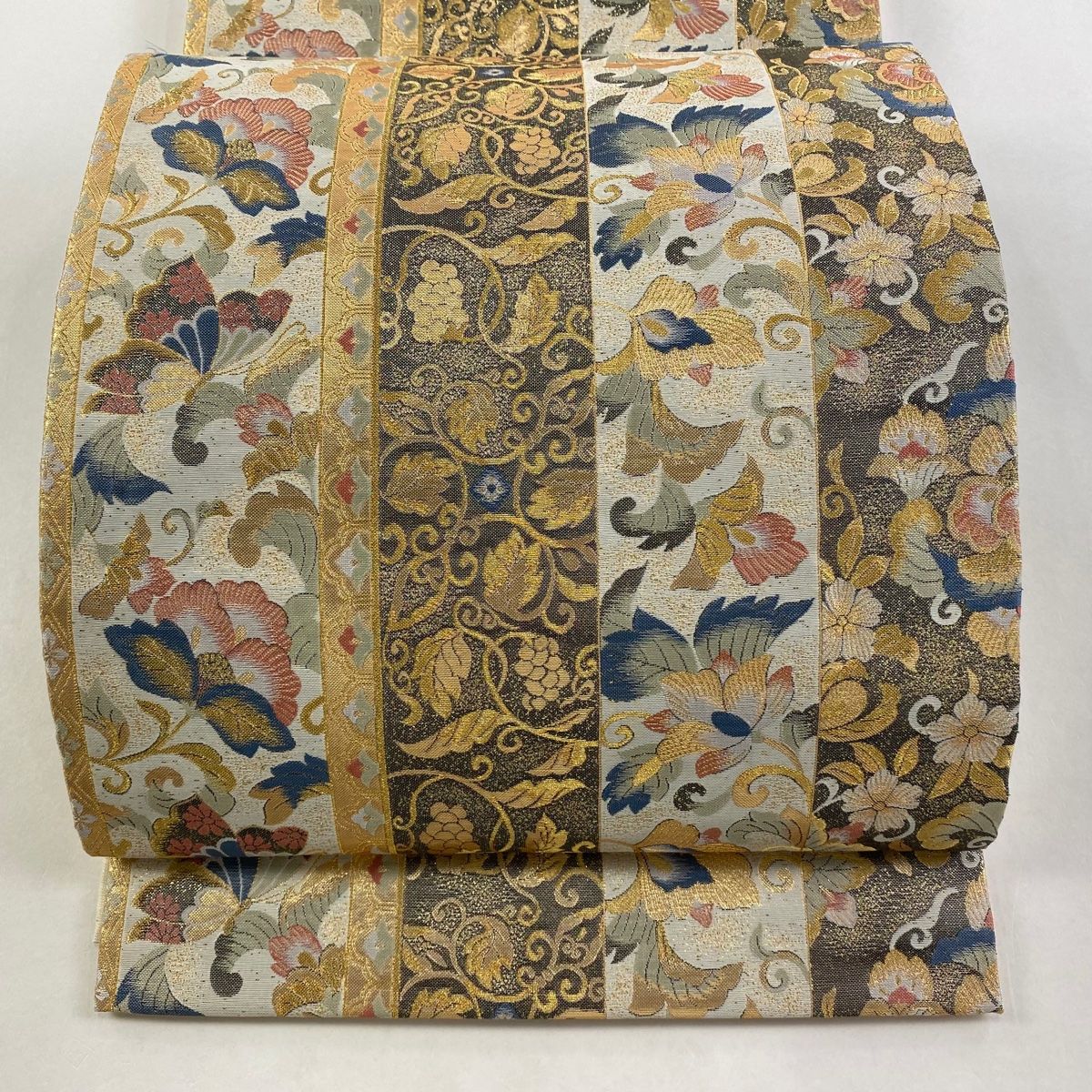 袋帯 秀品 草花 蝶 箔 金糸 クリーム 六通 正絹