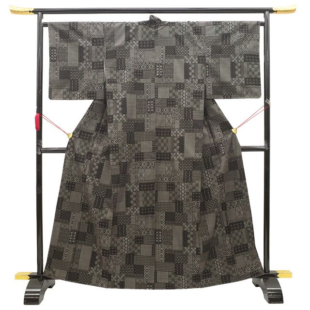 新古品 本場大島紬 着物 正絹 袷 大島紬 泥染め 7マルキ カタス式 こげ茶 スクエア重ね 寄せ柄 モダン カジュアル 春 秋 冬 着物 仕立て上がり 身丈165 裄丈65.5 M~Lサイズ みやがわ sb16399