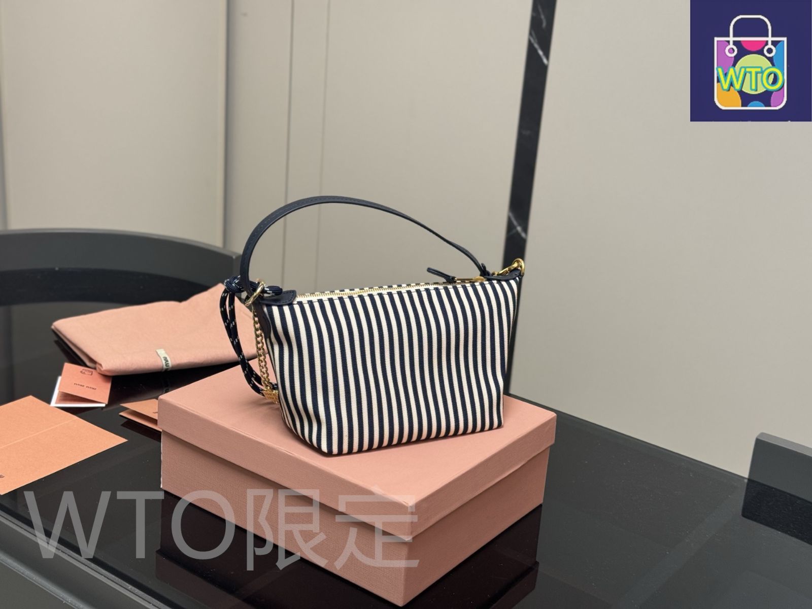 ❤️miu miuミュウミュウ❤️ 　 キャンバス＆レザー　 リバーシブルタイプ ❤️miu miuミュウミュウ❤️ キャンバス＆レザー リバーシブル