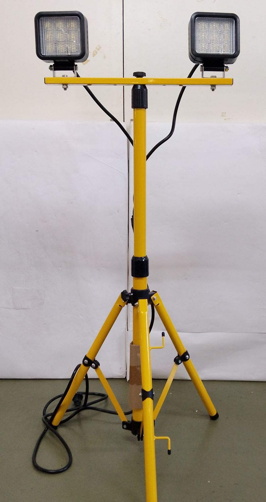 訳あり品 鯛勝産業 18W LED投光器 コード二芯3M付 三脚スタンド 2灯式 TKS-182 ルーメン3000±100Lm 作業現場 アウトドア 野外イベント 屋外 DIY 工事現場 建設現場 ガレージ 倉庫 管理番号TN253AF