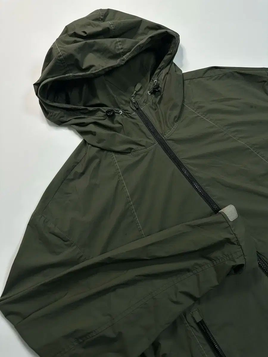 サロモン DARK GREEN 軽量ウィンドブレーカー