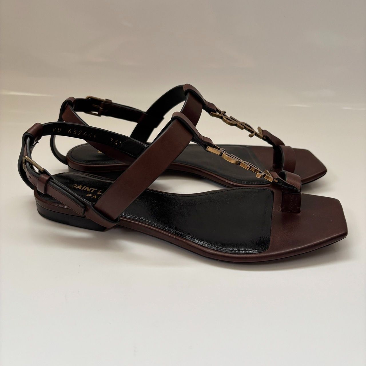 【美品】SAINT LAURENT カサンドラ フラットサンダル ブラック 上品☆サンローラン カサンドラ フラットサンダル YSLモノグラム