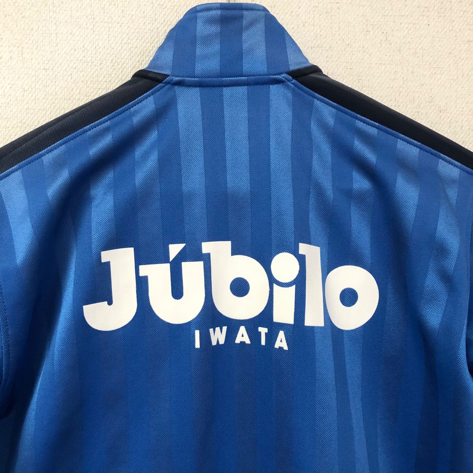 (^w^)b PUMA プーマ ジャージ ジャケット 長袖 ロゴ 刺しゅう サッカー スポーツ ウェア カジュアル Jリーグ ジュビロ磐田 ブルー 青 ジップアップ JUBILO IWATA ジュビロイワタ ボーイズ キッズ 子ども サイズ 140