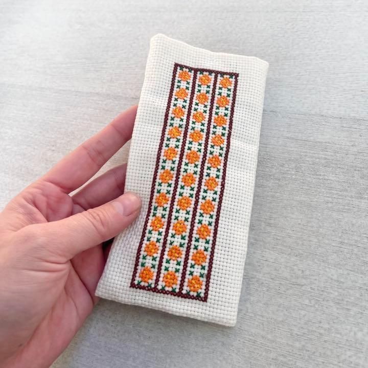 メルカリShops - ハンドメイド手縫い刺繍小花柄ポーチ 眼鏡ケース ペンケース
