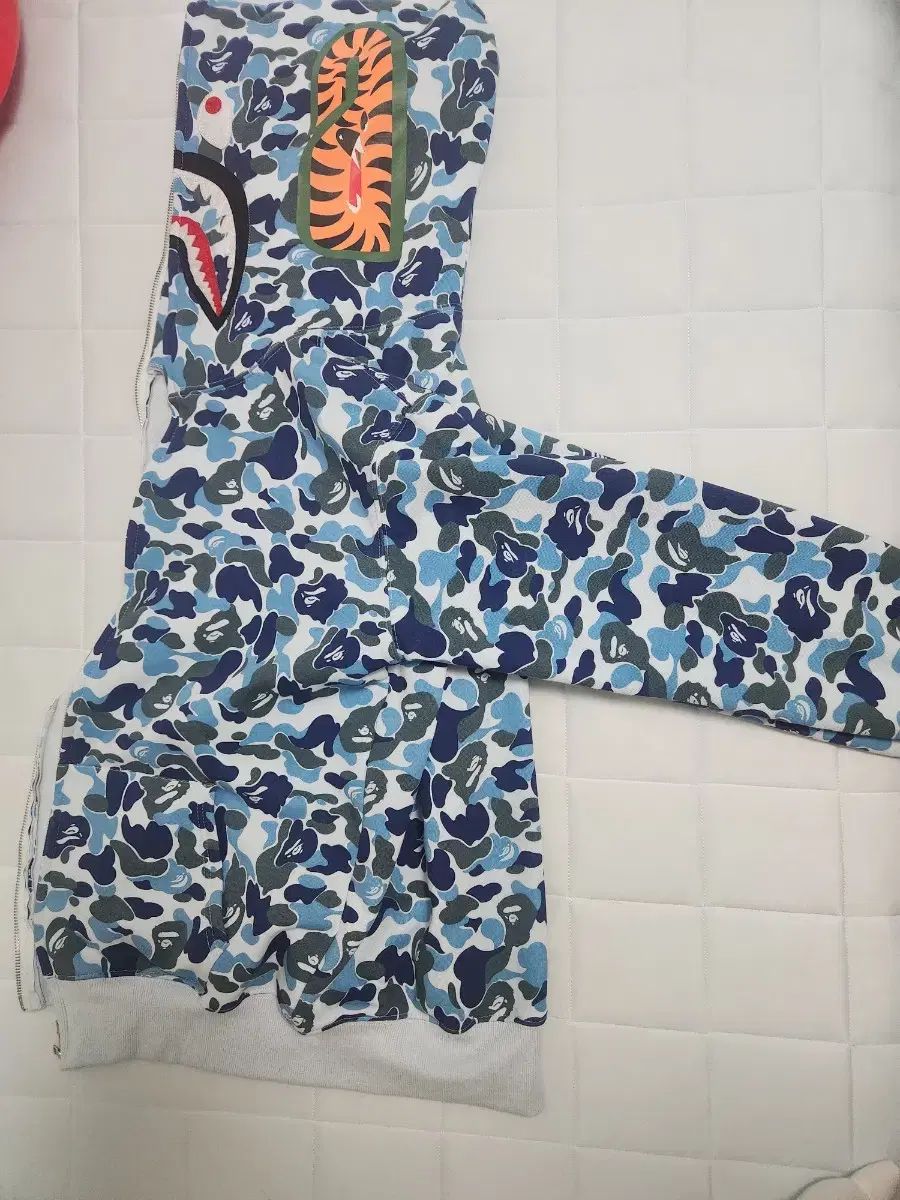 A BATHING APE アベイシングエイプ ライトブルー ジップアップパーカー フード付き