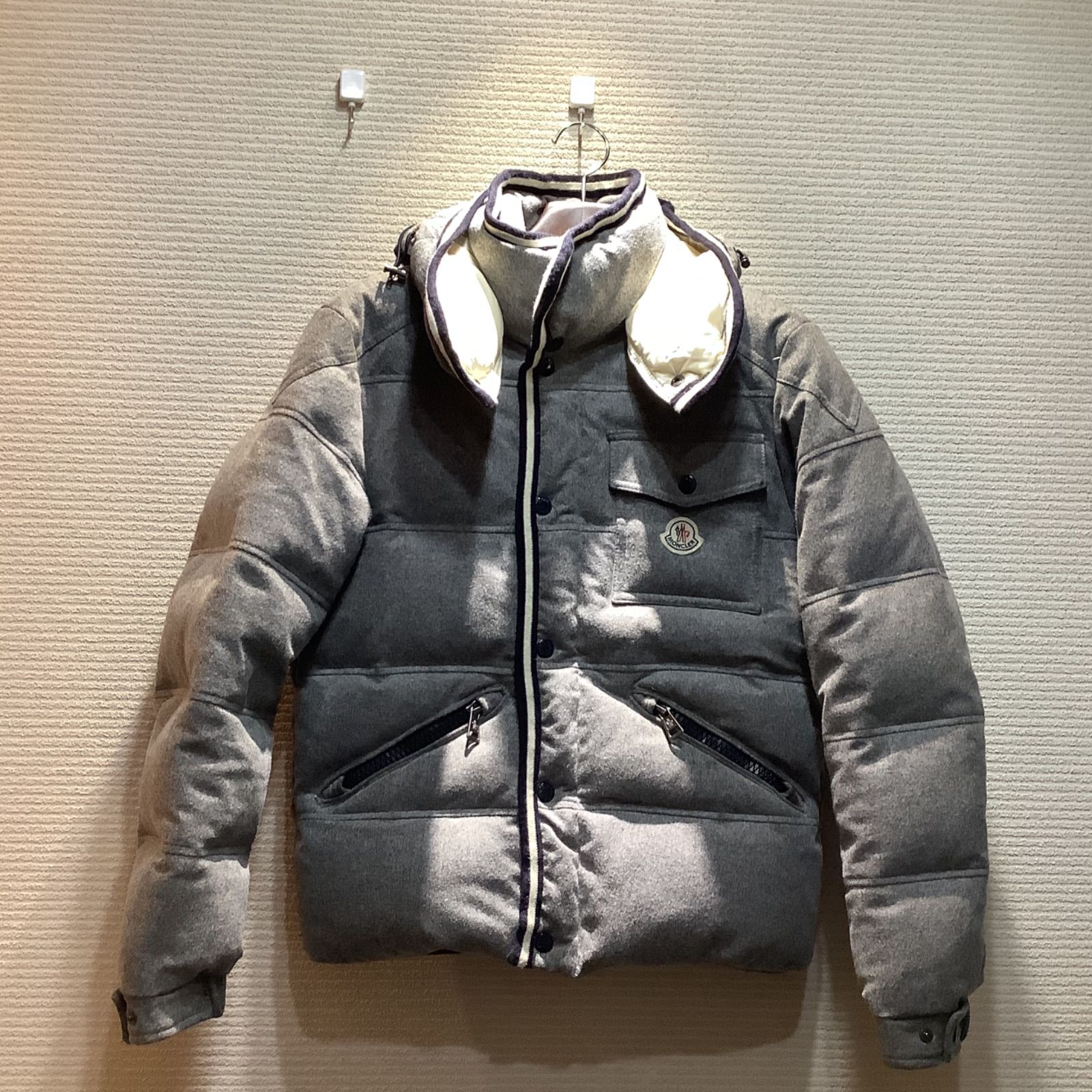 モンクレール ガムブルー MONCLER ワッペン ツイード ダウンジャケット ブランソン グレー 【0】メンズ トムブラウン　フード BRANSON  P727