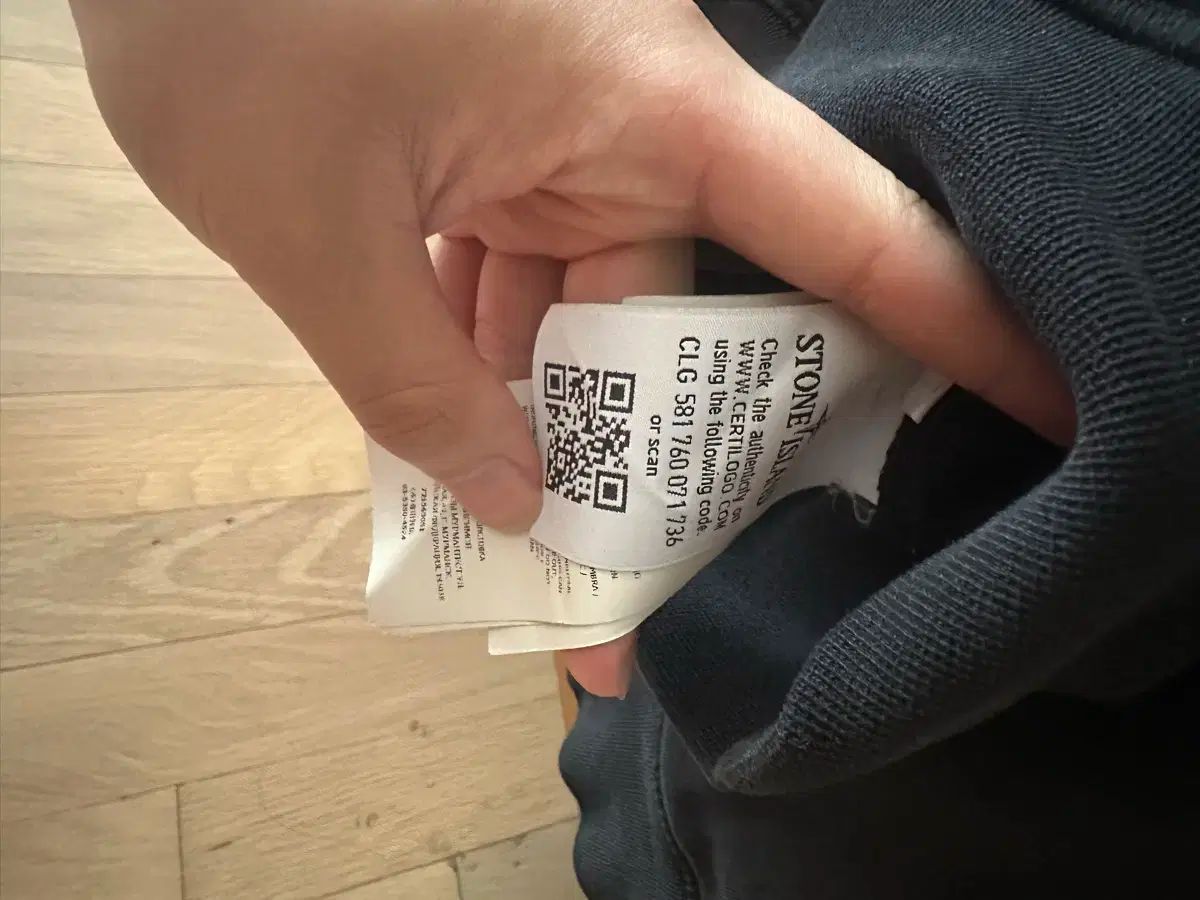 ストーンスウェットシャツ