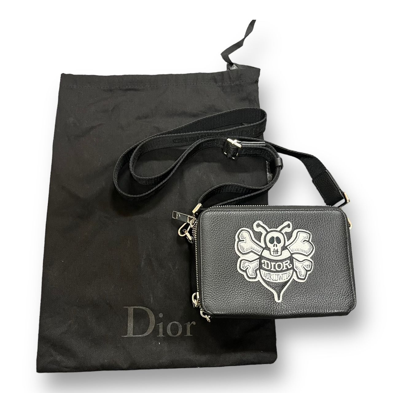 美品 Dior Shawn Stussy Bee Patch Leather Compact Shoulder Bag コラボ ショルダーバッグ  ディオール ショーンステューシー 58063A1 - メルカリ