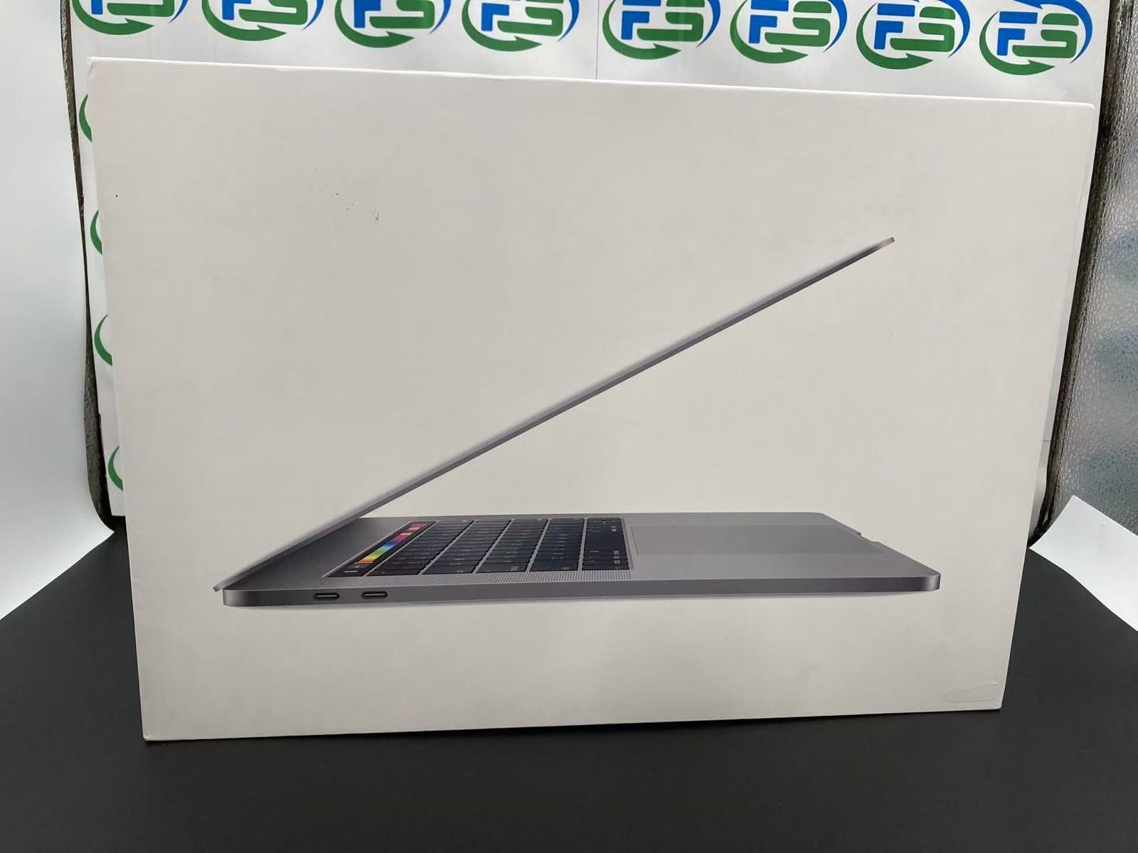 良品 Apple MacBook Pro 15インチ（i9-2.3GHz 8コア、512GB SSD）スペースグレイ