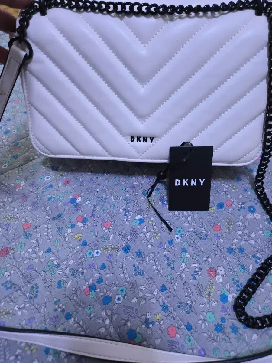 DKNY ホワイト キルティング チェーン クロスバッグ