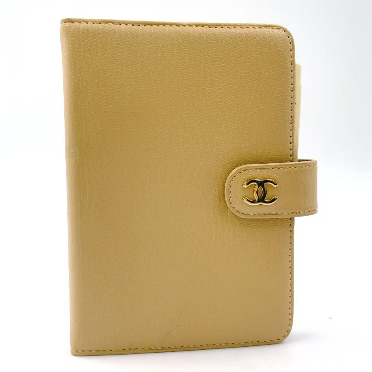 CHANEL レザー シリアル番号7番台 レザー ベージュ 手帳カバー ゴールド