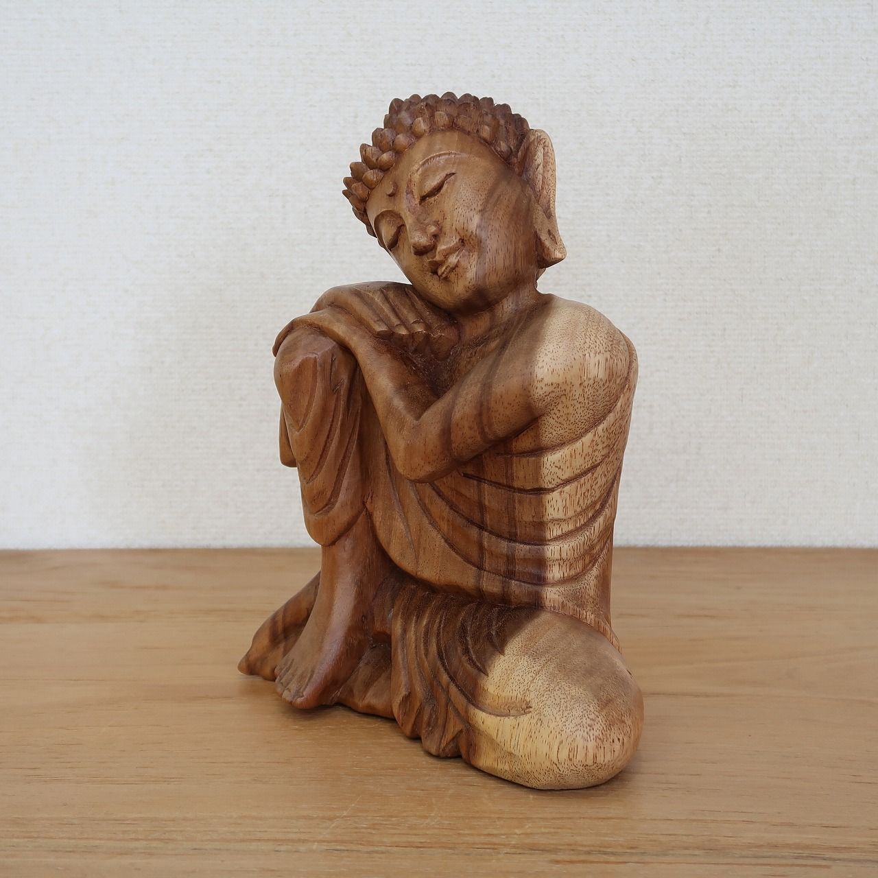 ブッダの木彫り リラックスブッダ 25cm 座像 スワール無垢材 木製仏像