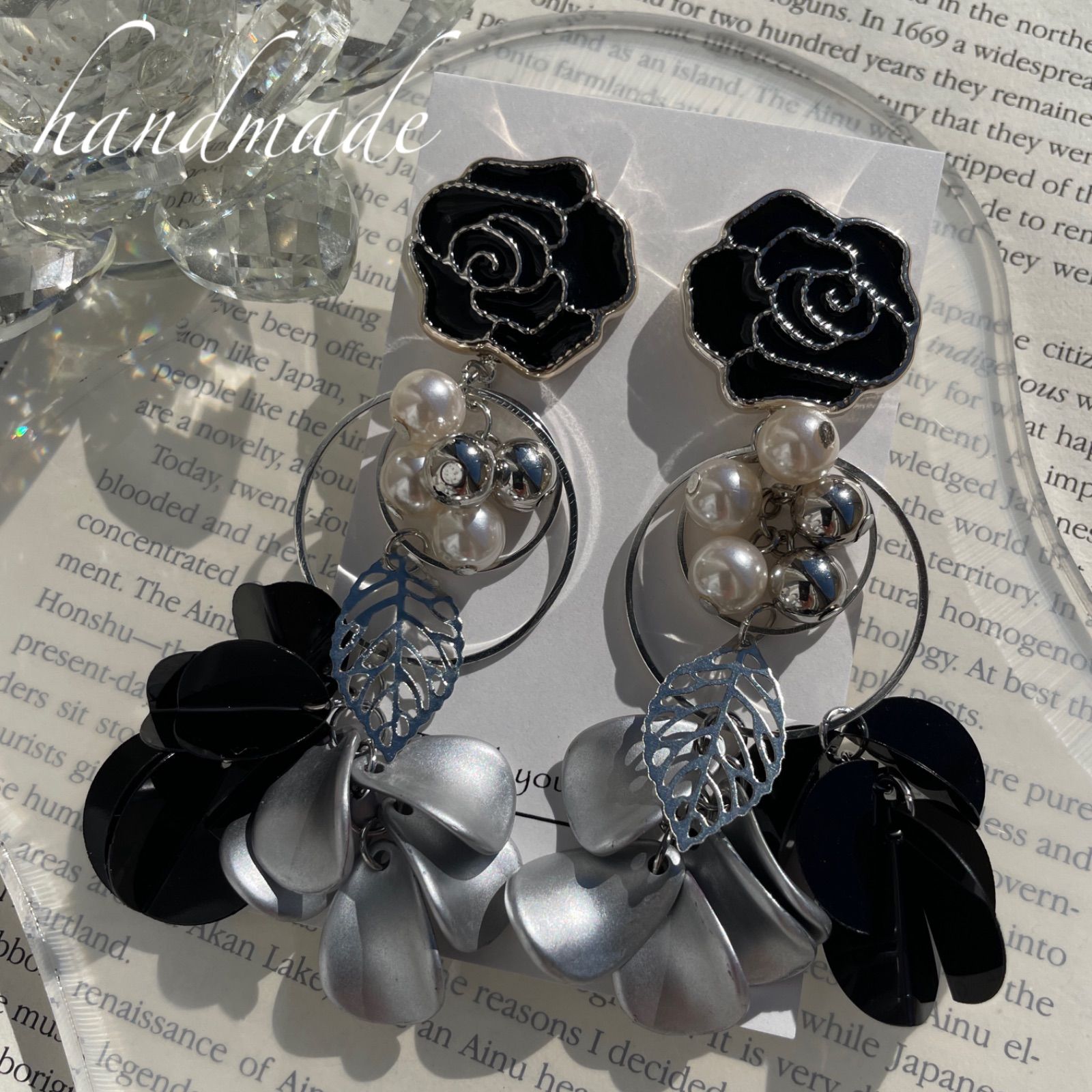 黒薔薇ボタン×マットシルバーリーフ＆ブラックスパンコール 