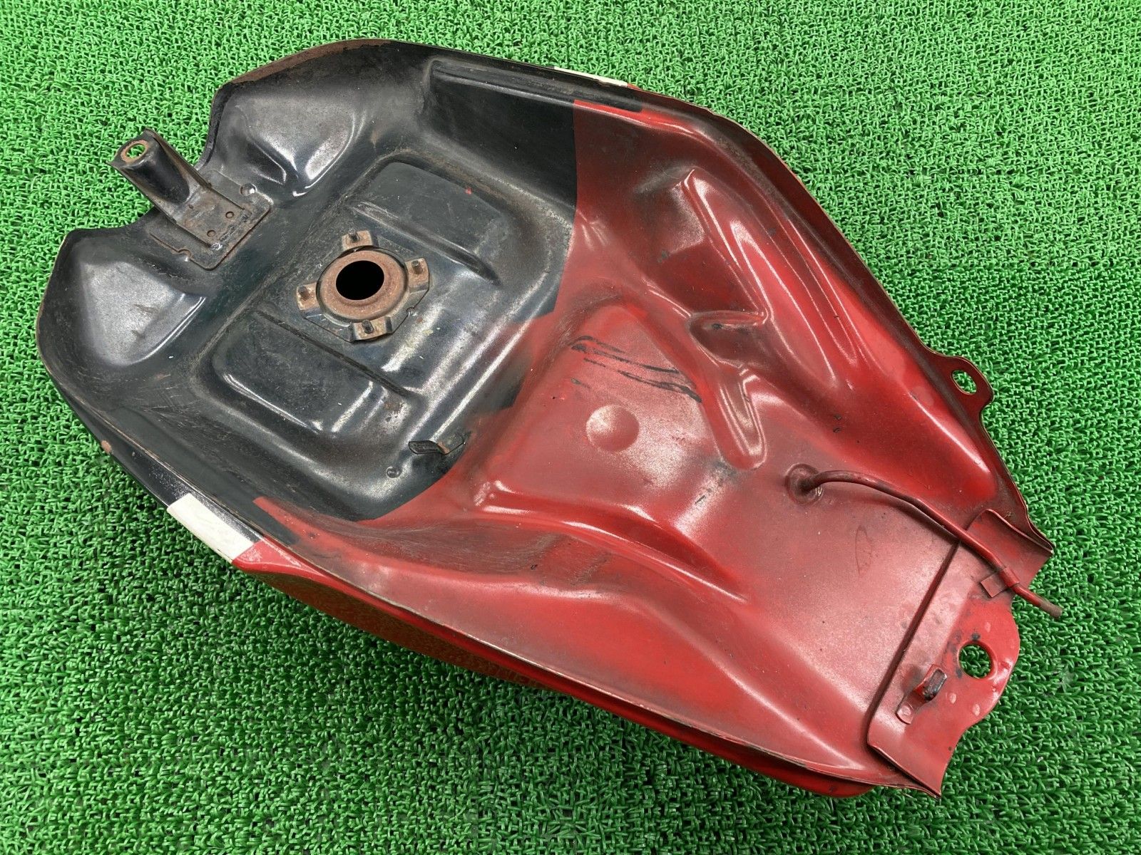 VF750F タンク 黒/赤 ホンダ 純正 中古 バイク 部品 RC15 コケキズ無し 穴あきなし 凹み無し 修復素材に ノーマル戻しに 車検 Genuine 19 VF750F タンク 黒/赤 ホンダ 純正 バイク 部品 RC15 コケキズ無し 穴