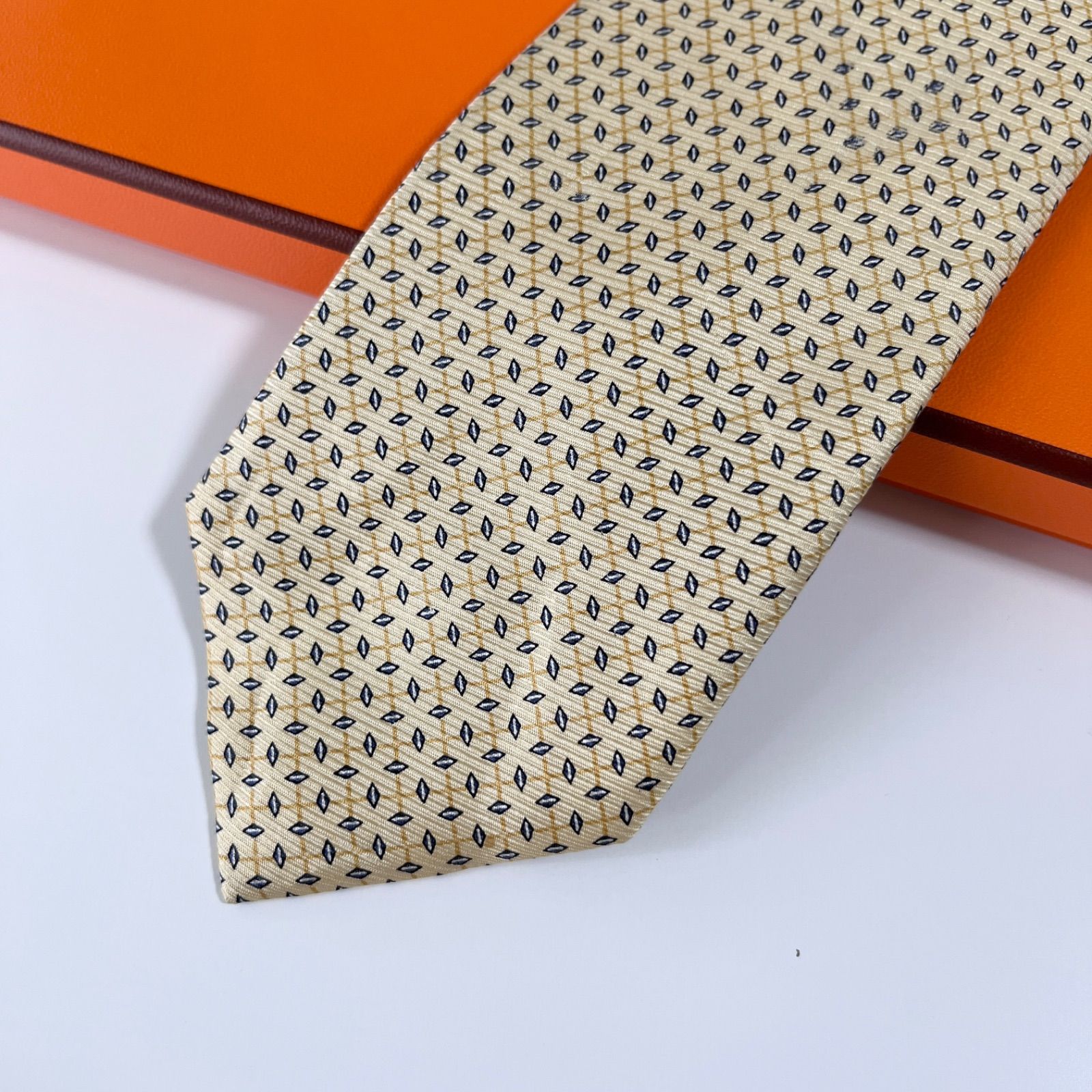 美品 HERMES エルメス ネクタイ シルク100% イエロー ベージュ 総柄 美品 HERMES エルメス ネクタイ シルク100% イエロー ベージュ系