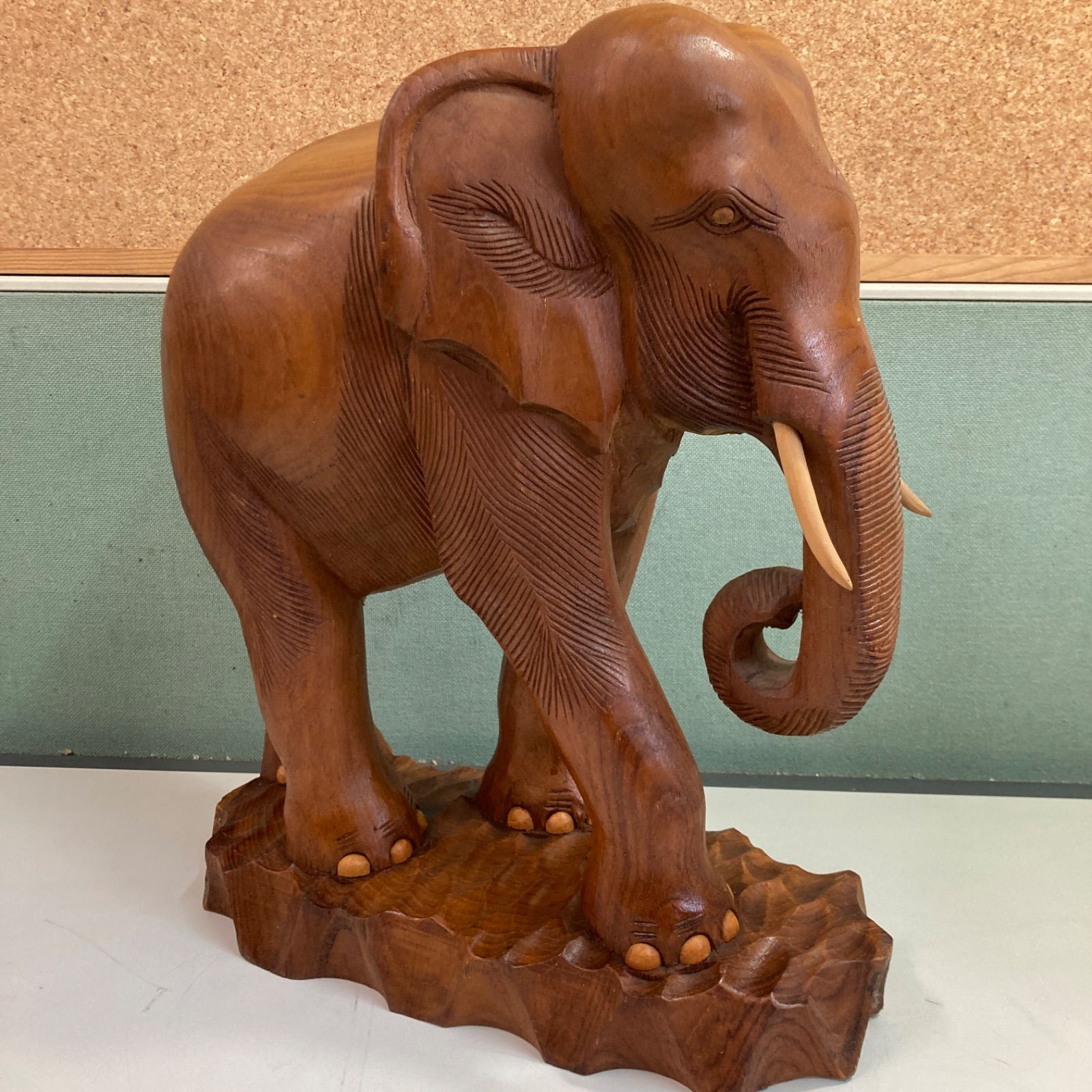 値下げしました象の飾り物置物彫物ゾロさんが沢山います