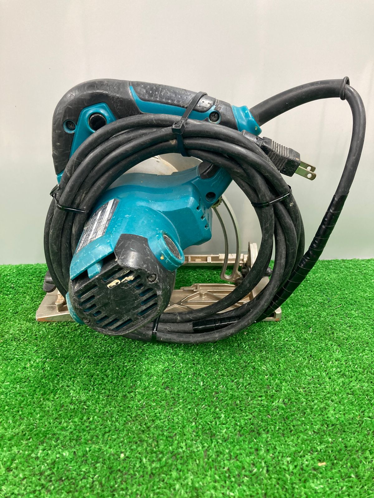 【中古品】【0922】★makita(マキタ) 147㎜電子マルノコ アルミベース 青 5332C　ITXXY4AZGSG0