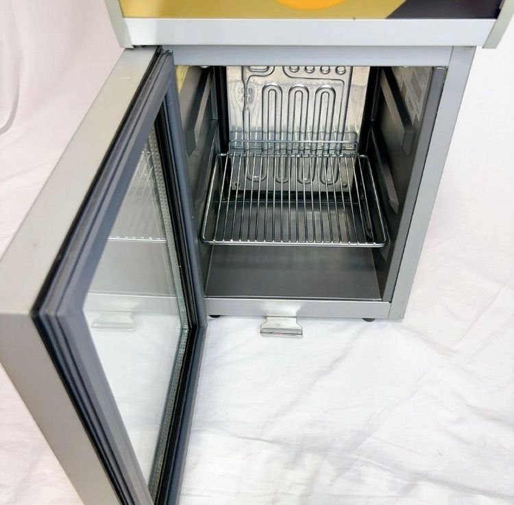 Red Bull LEDレッドブル冷蔵庫 限定レア非売品　限定カラー Red Bull LEDレッドブル冷蔵庫 鍵付き 限定レア非売品 Red Bull LED