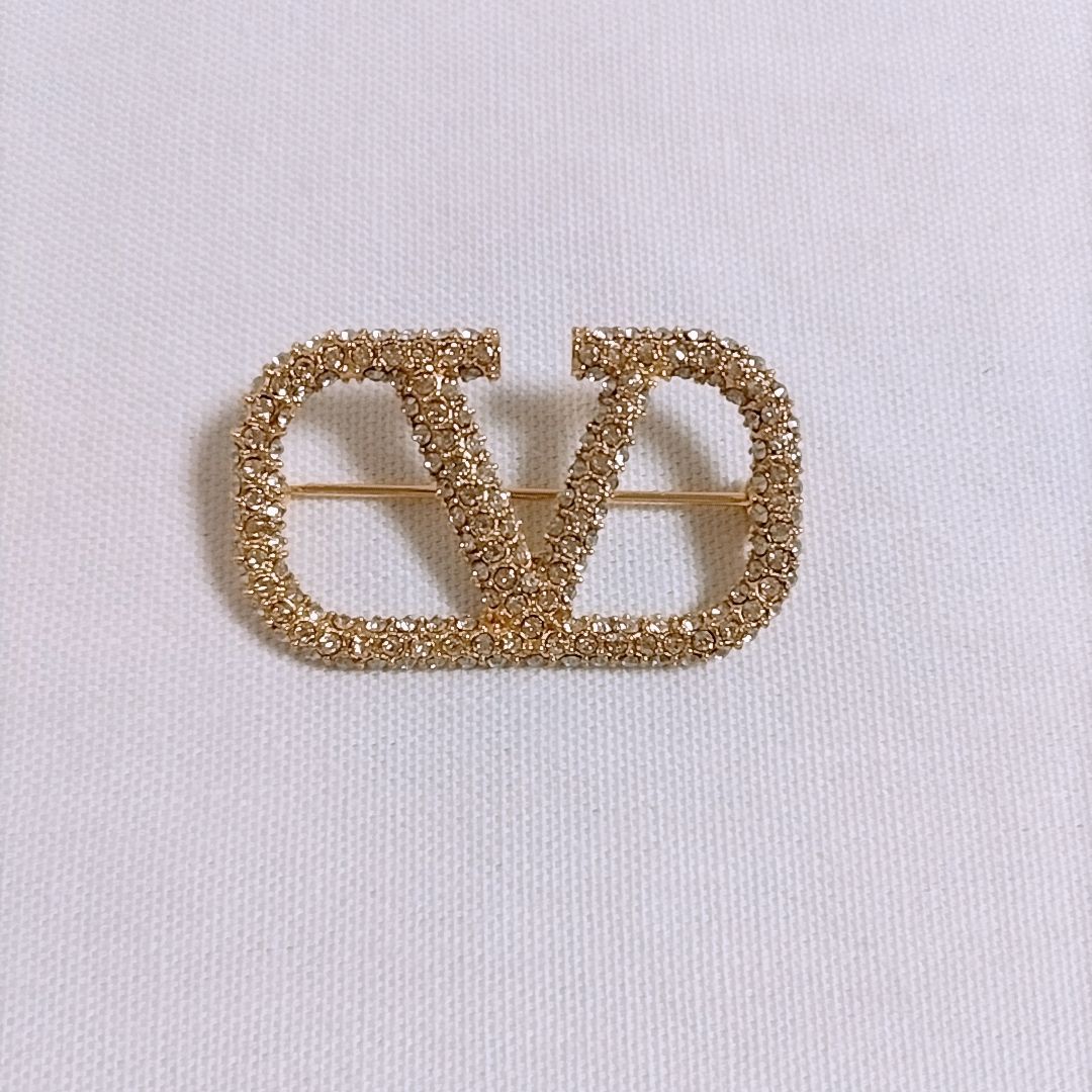 VALENTINO Vロゴ シグネチャー メタル ブローチ 新品未使用】VALENTINO Vロゴ シグネチャー クリスタル メタル