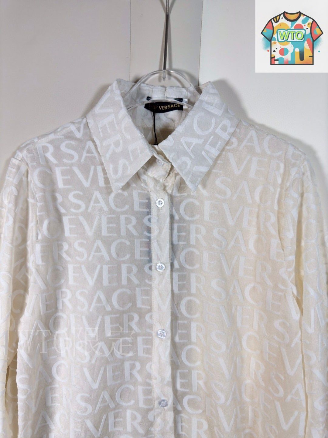 美品　versace ラ グレカ　モノグラム長袖シャツ　M レディース 今日特価】Versace All-Over Logo Flocked Jacquard Letter Long