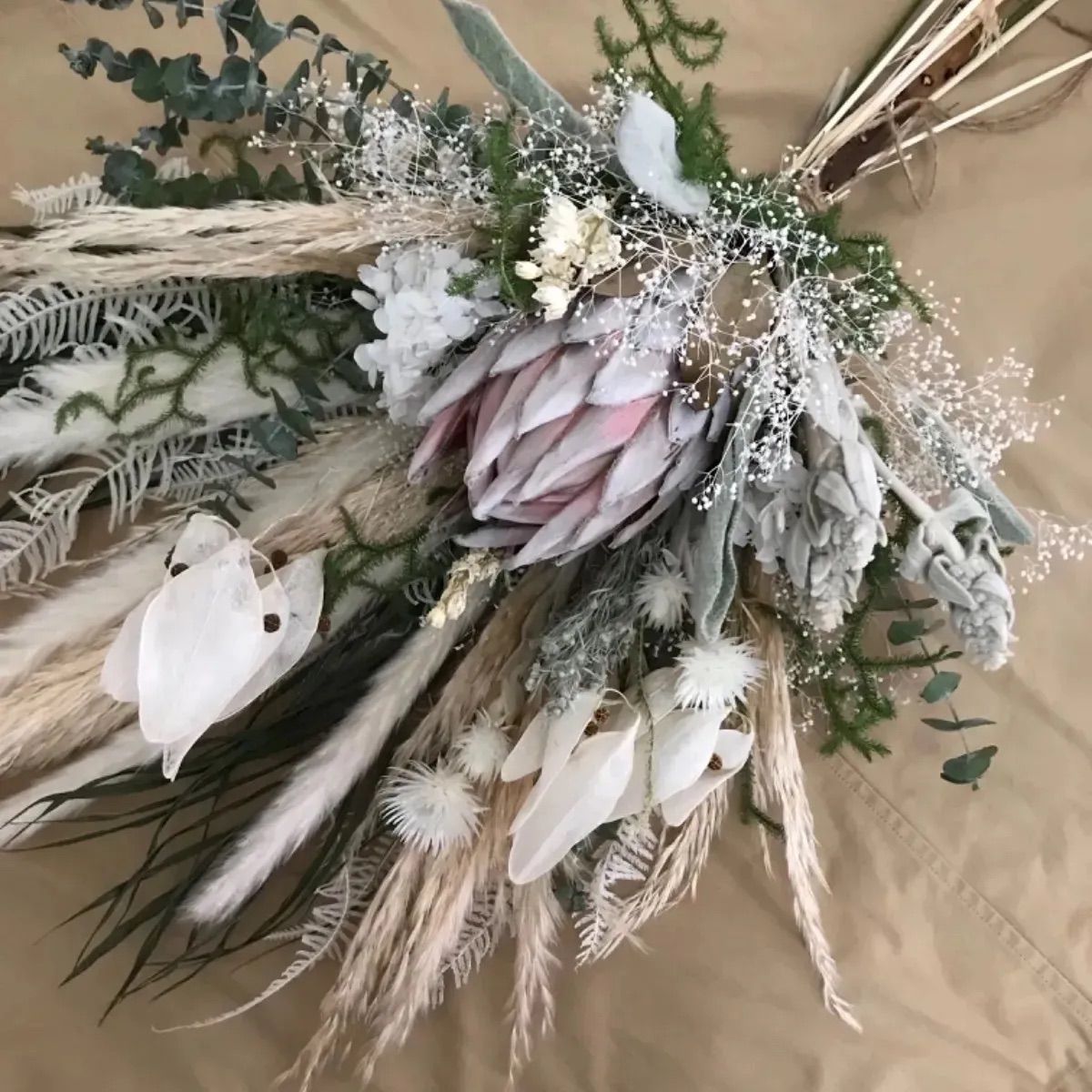 ドライフラワーキングプロテアのホワイトグリーンブーケ　スワッグ  ブライダル ドライフラワーキングプロテアのホワイトグリーンブーケスワッグ