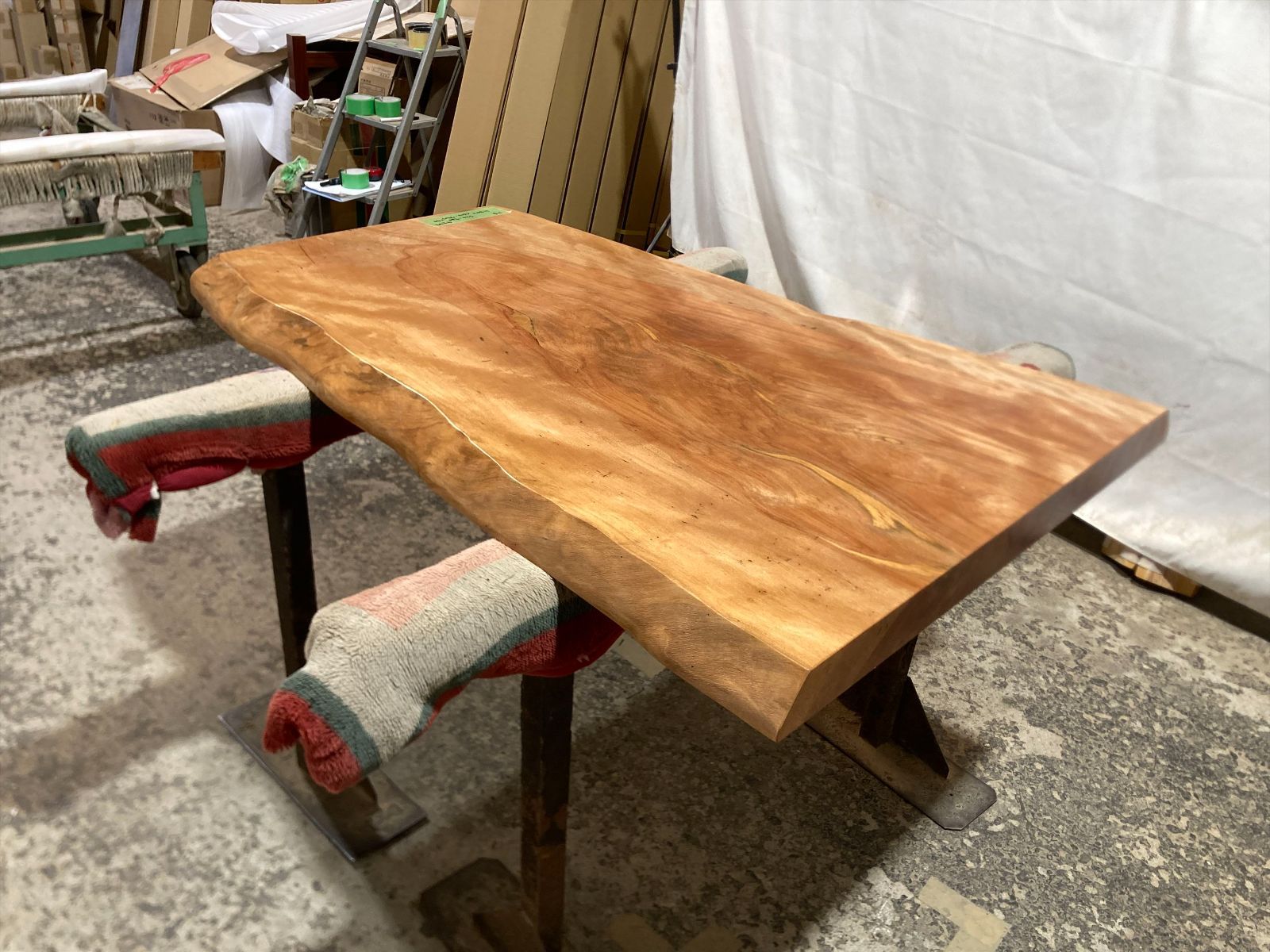 全国一律送料無料。 トチ9297 トチの木 一枚板無垢 乾燥材 1180x520-730x55mm カウンター 棚 テレビ台 カウンター センターテーブル 窓台 橡 栃 最新アイテムを海外通販！