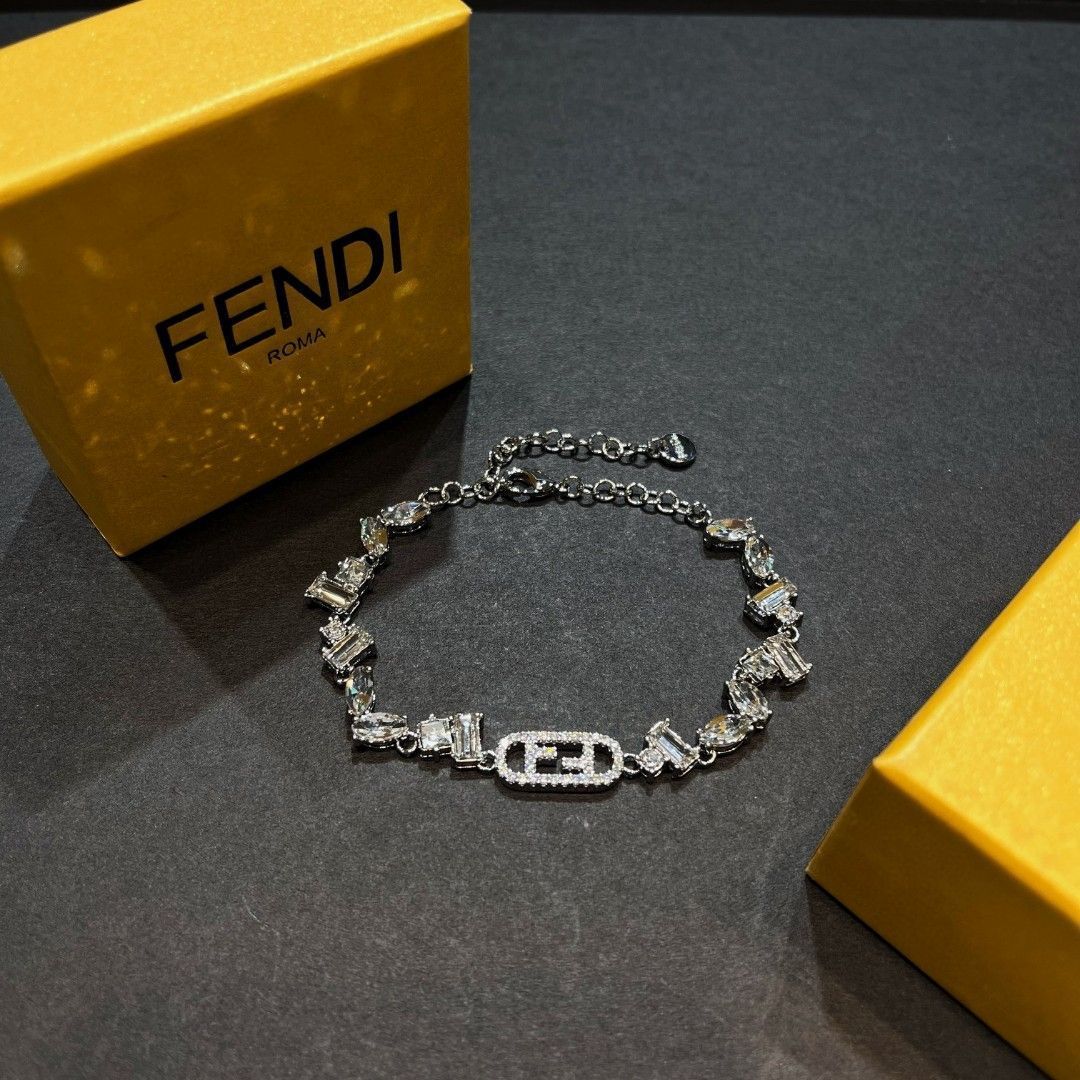 新品未使用】フェンディ (FENDI) FFロゴ＆クリスタル シルバー 