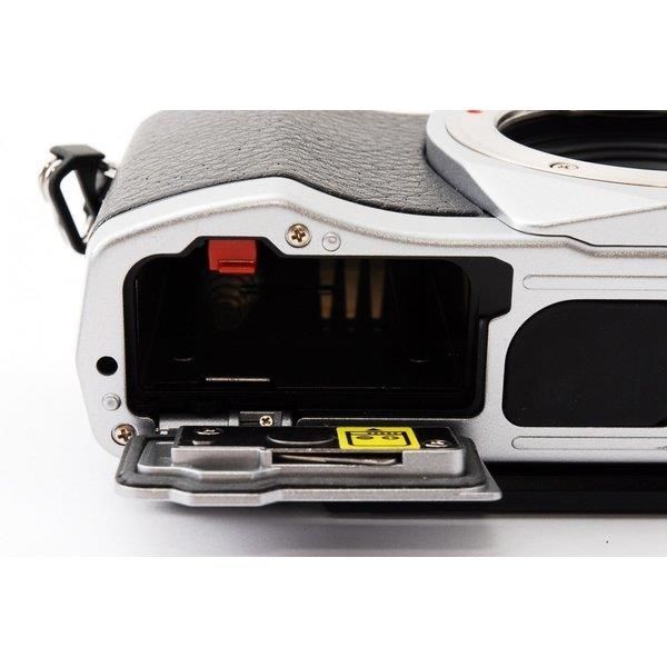 オリンパス OLYMPUS OM-D E-M5 シルバー レンズキット 美品 ストラップ