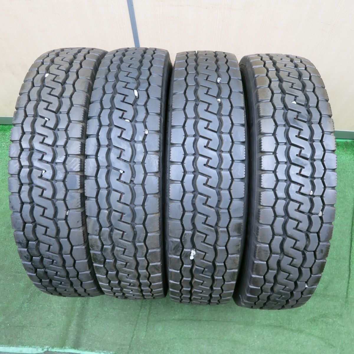 *送料無料* バリ溝！20年！9.5分トラック タイヤ 195/85R16 114/112N ブリヂストン エコピア M812 ミックス オールシーズン 16インチ4071306NJスタ