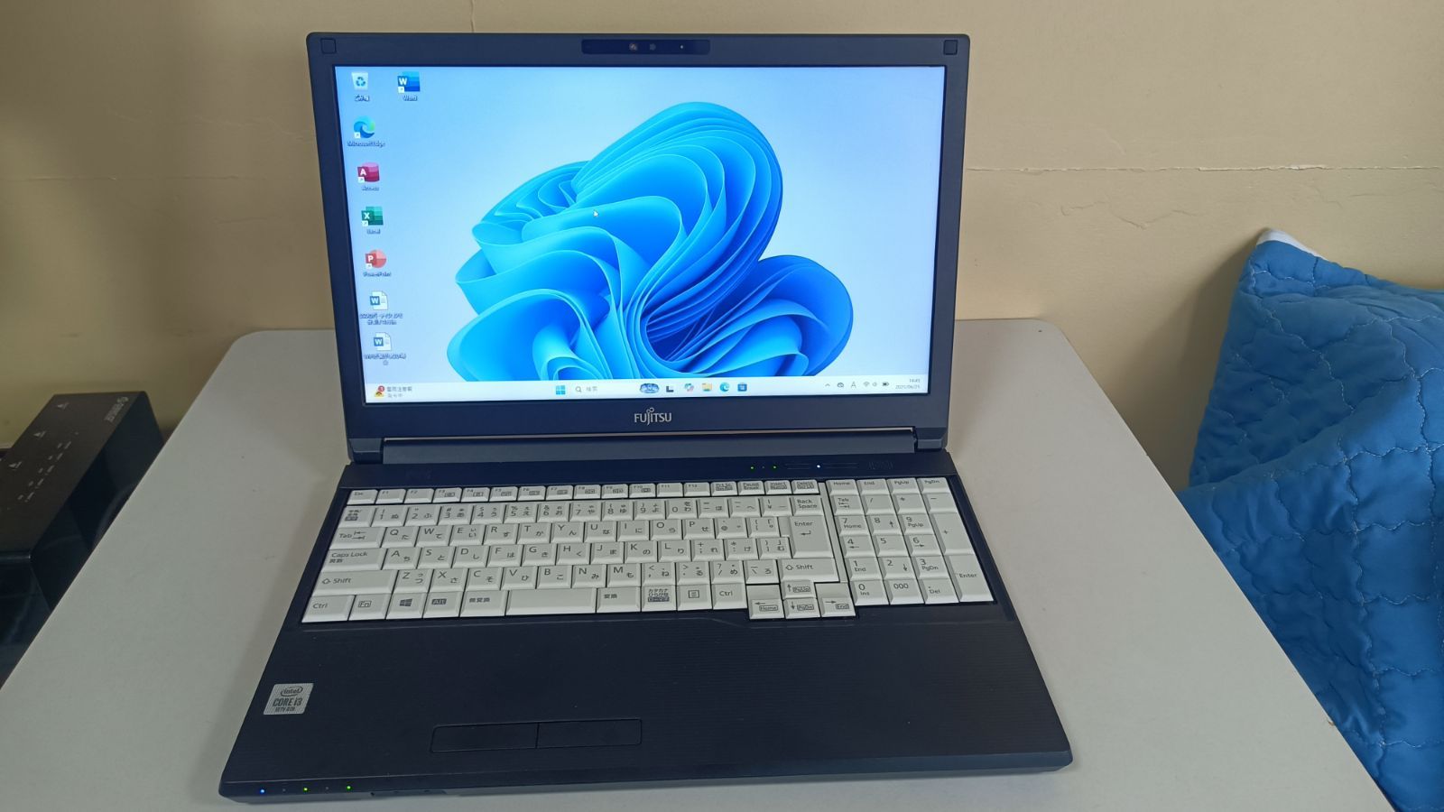 富士通LIFEBOOK ノートパソコン 第10世代 / SSD256GB / メモリ16GB