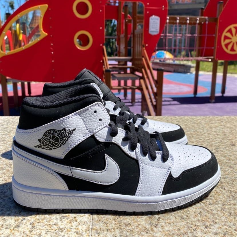 Jordan Air Jordan 1 Mid パンダのバスケットボールシューズ
