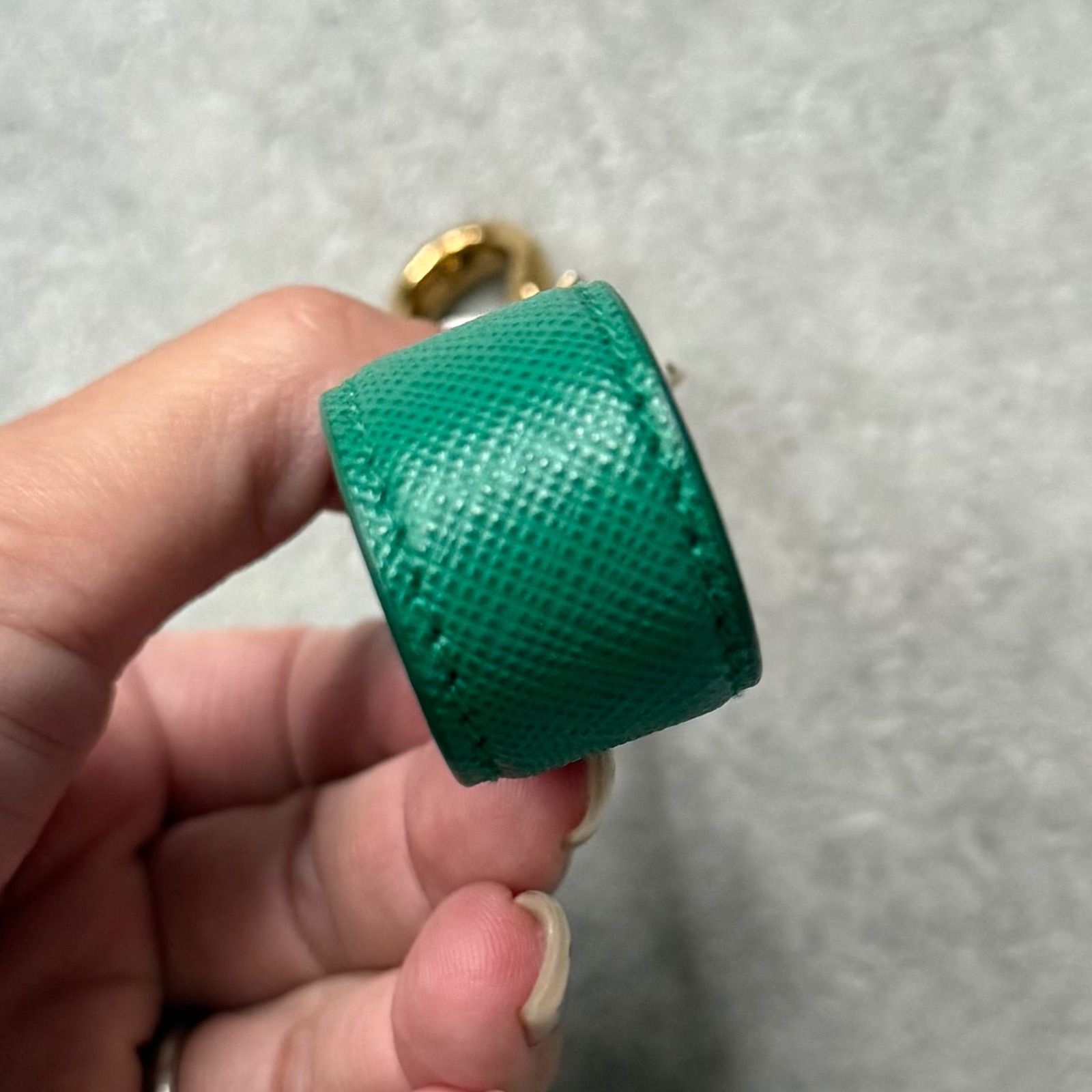 PRADA プラダ 三角ロゴプレート キーリング キーホルダー サフィアーノ