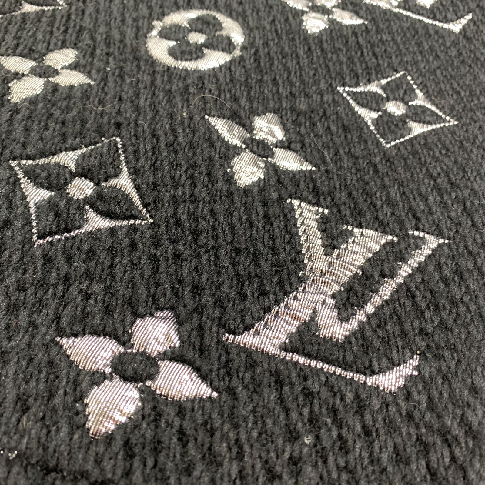 LOUIS VUITTON ルイヴィトン ロゴマニア マフラー ブラックシルバー LOUIS VUITTON ルイヴィトン ロゴマニア マフラー ブラック