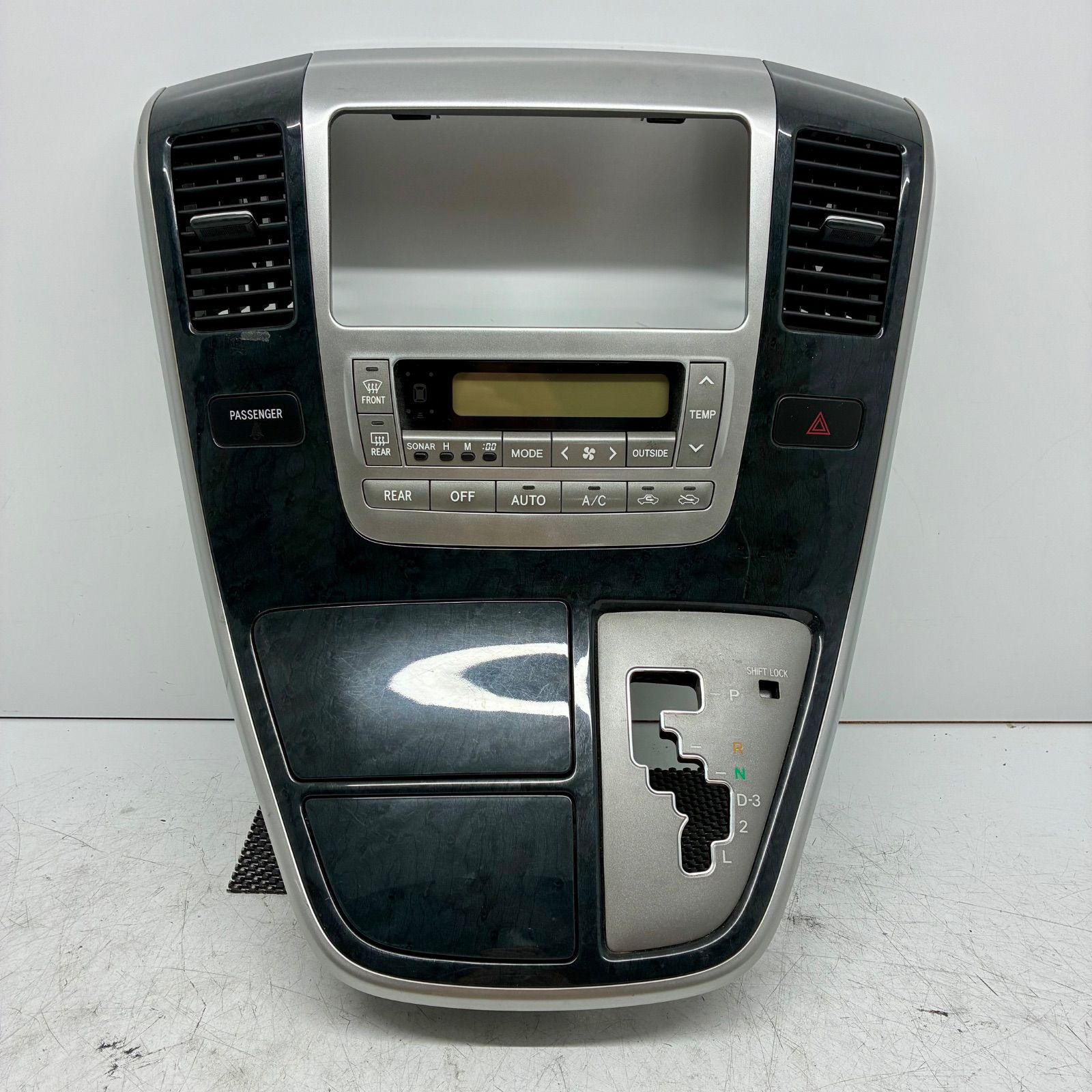 トヨタ 10系 アルファード 純正オーディオパネル    木目調　中古品 トヨタ 10系 アルファード 純正オーディオパネル 木目調中古品